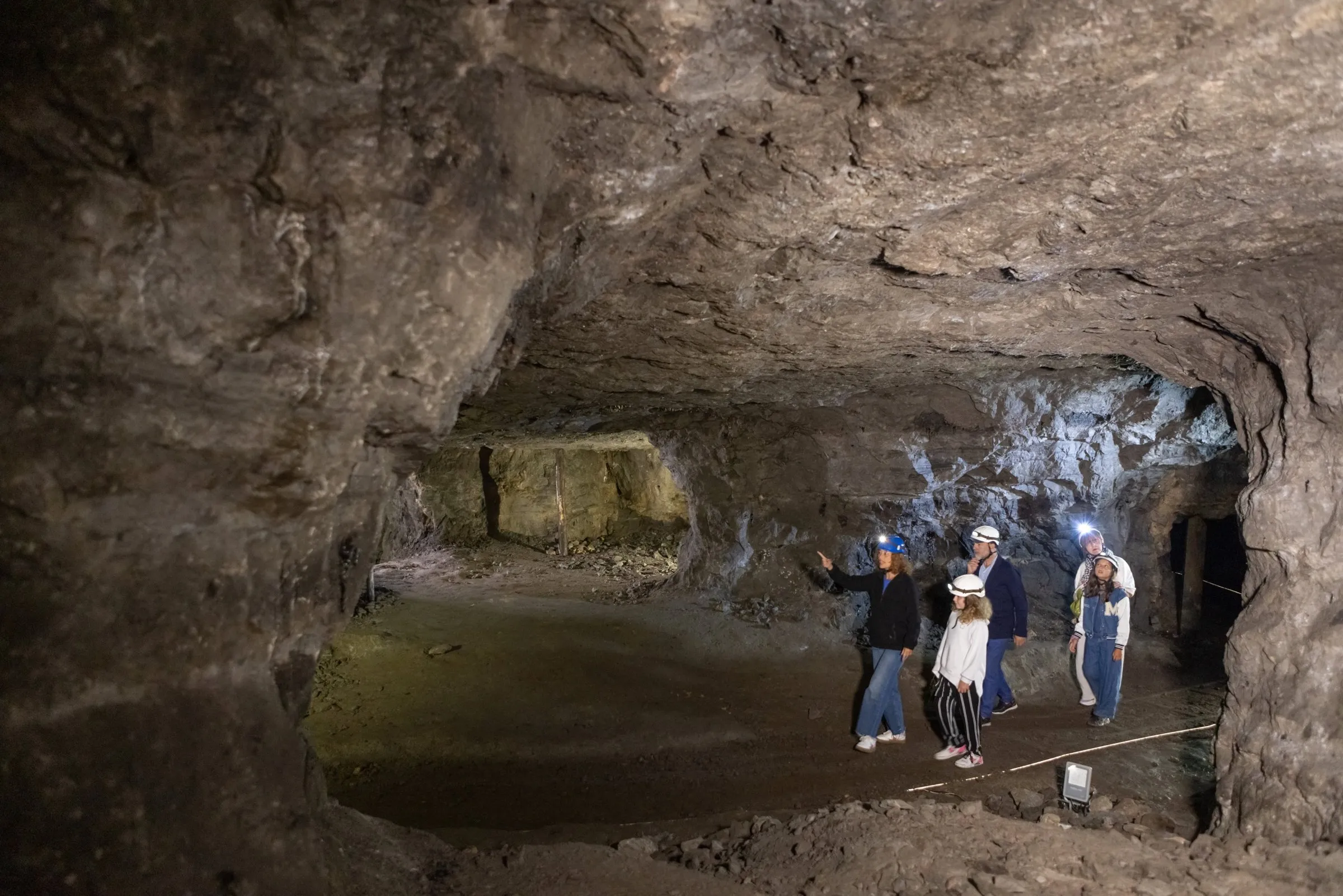 Sala amplia excavada en la roca de Mina Lucía