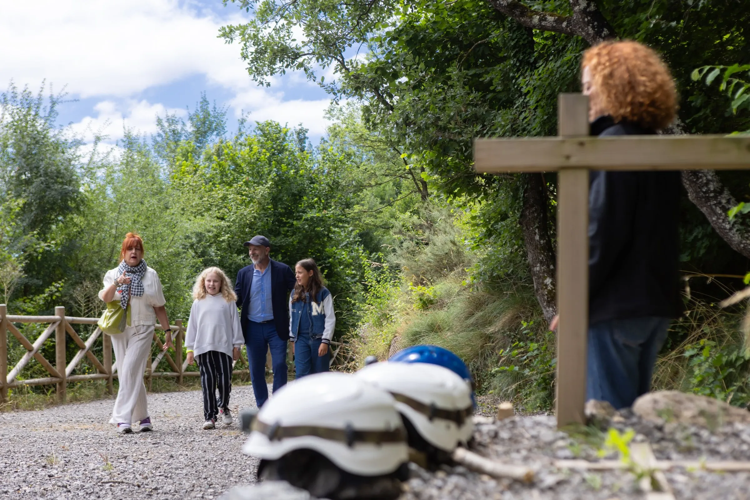Camino hacia Mina Lucía con un casco en primer plano