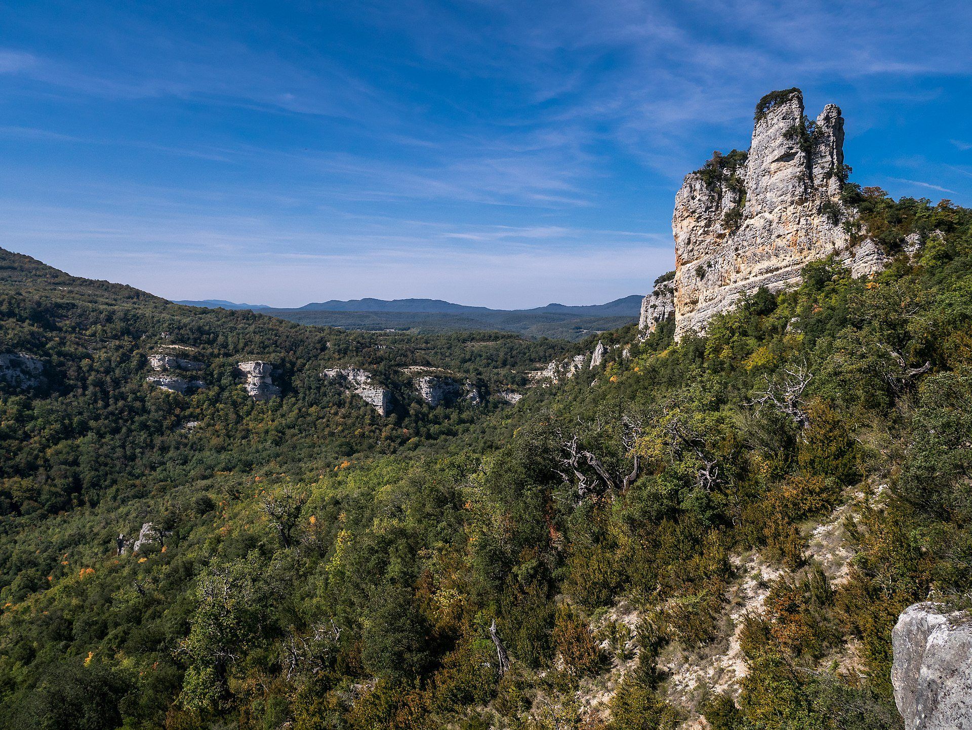Peña del Castillo entre los robledales del Parque Natural de Izki, en Montaña Alavesa