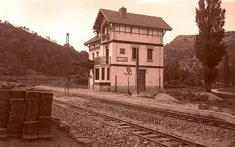 La estación de Atauri en los años del asfalto, con los panes apilados junto a la vía